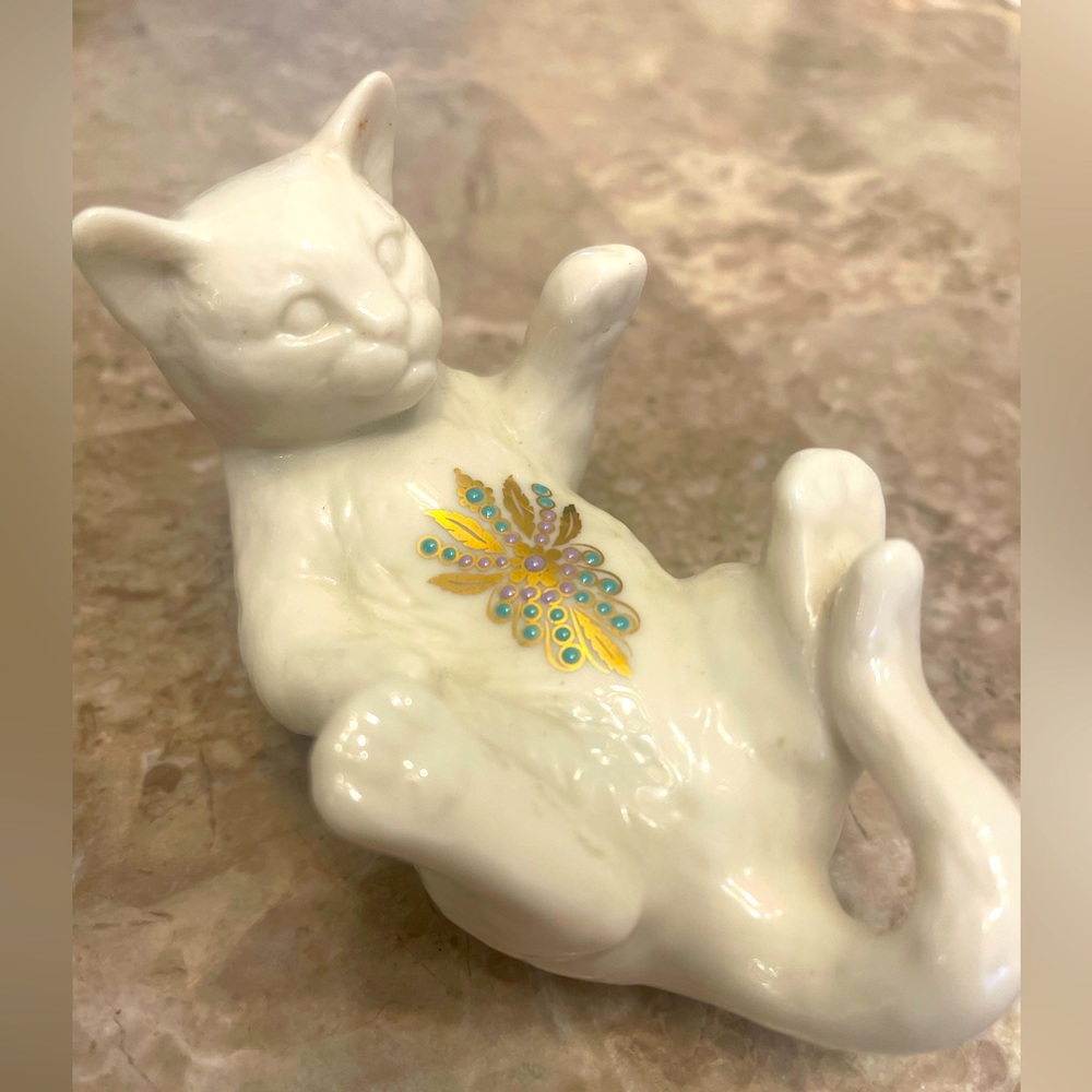 Lenox jewel cream kitten on back